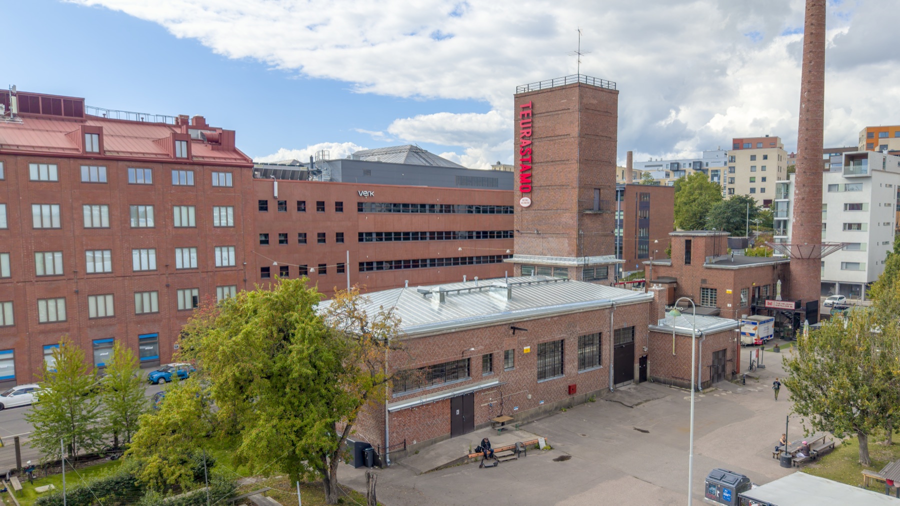 Ilmakuva Tukkutori- ja Teurastamo-alueen tiilirakennuksista.